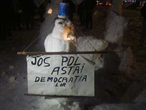 Foto Protest cu oameni de zapada in Baia Mare (c) eMM.ro